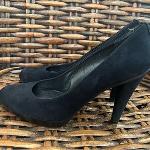 Stuart Weitzman navy suede  Women's Heels in size 7.5 Only worn a few times !